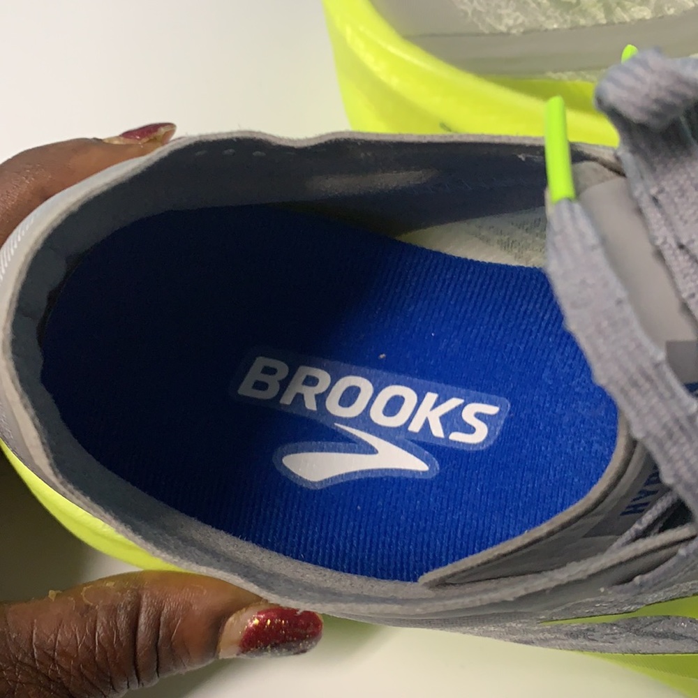 BROOKS - Picture 8 of 9